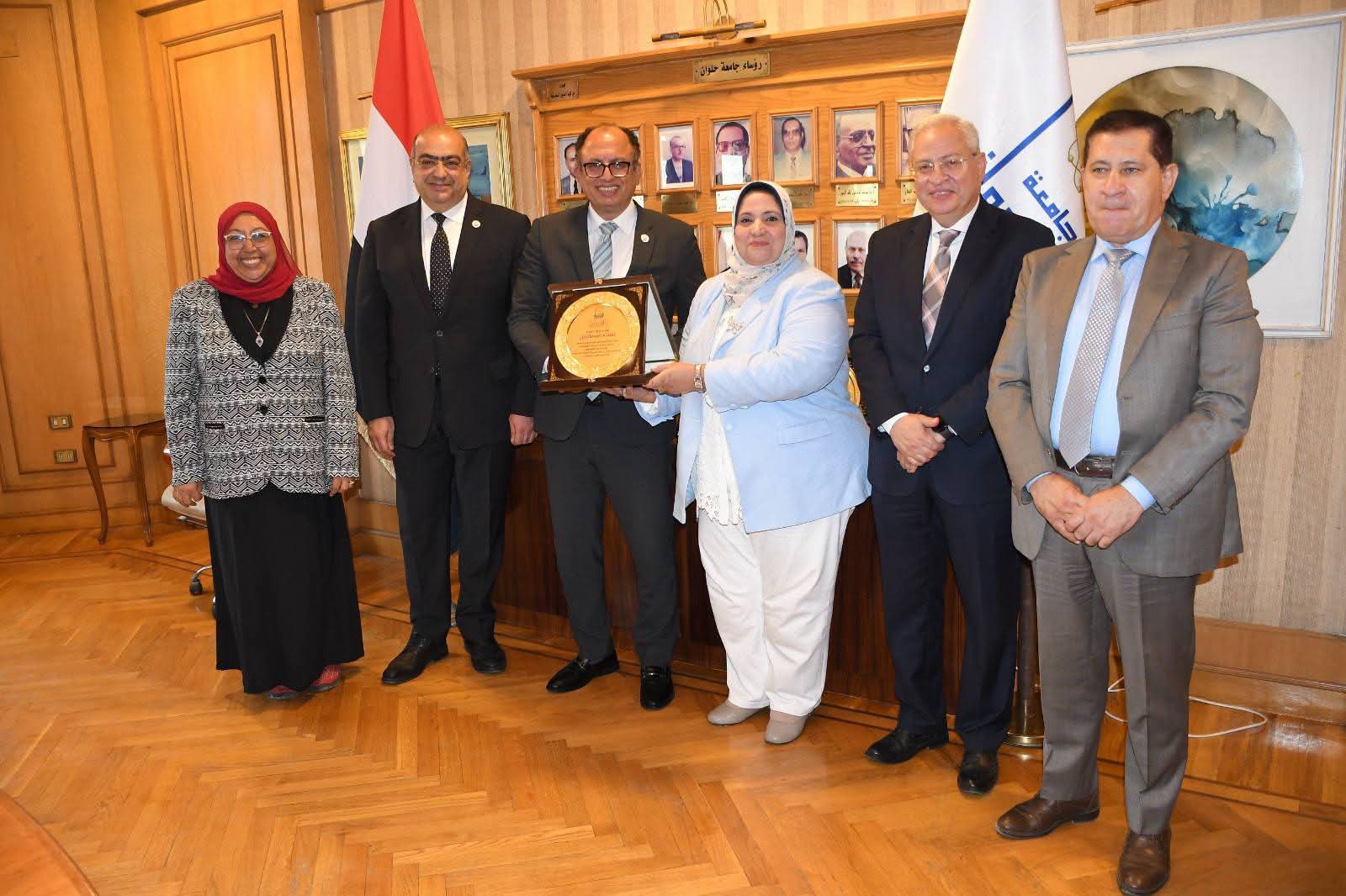 تكريم الأستاذ الدكتور صفاء صلاح إسماعيل، العميد السابق لكلية التمريض بجامعة العاصمة، والحالية عميد كلية التمريض بجامعة وادي النيل